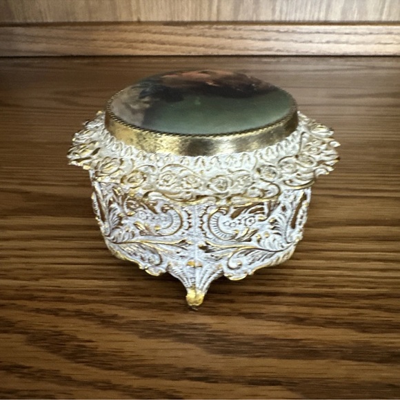 Small Victorian Ornate Gold & White
Music Trinket Box. Gold Lining. 3x4". VTG - Picture 7 of 17